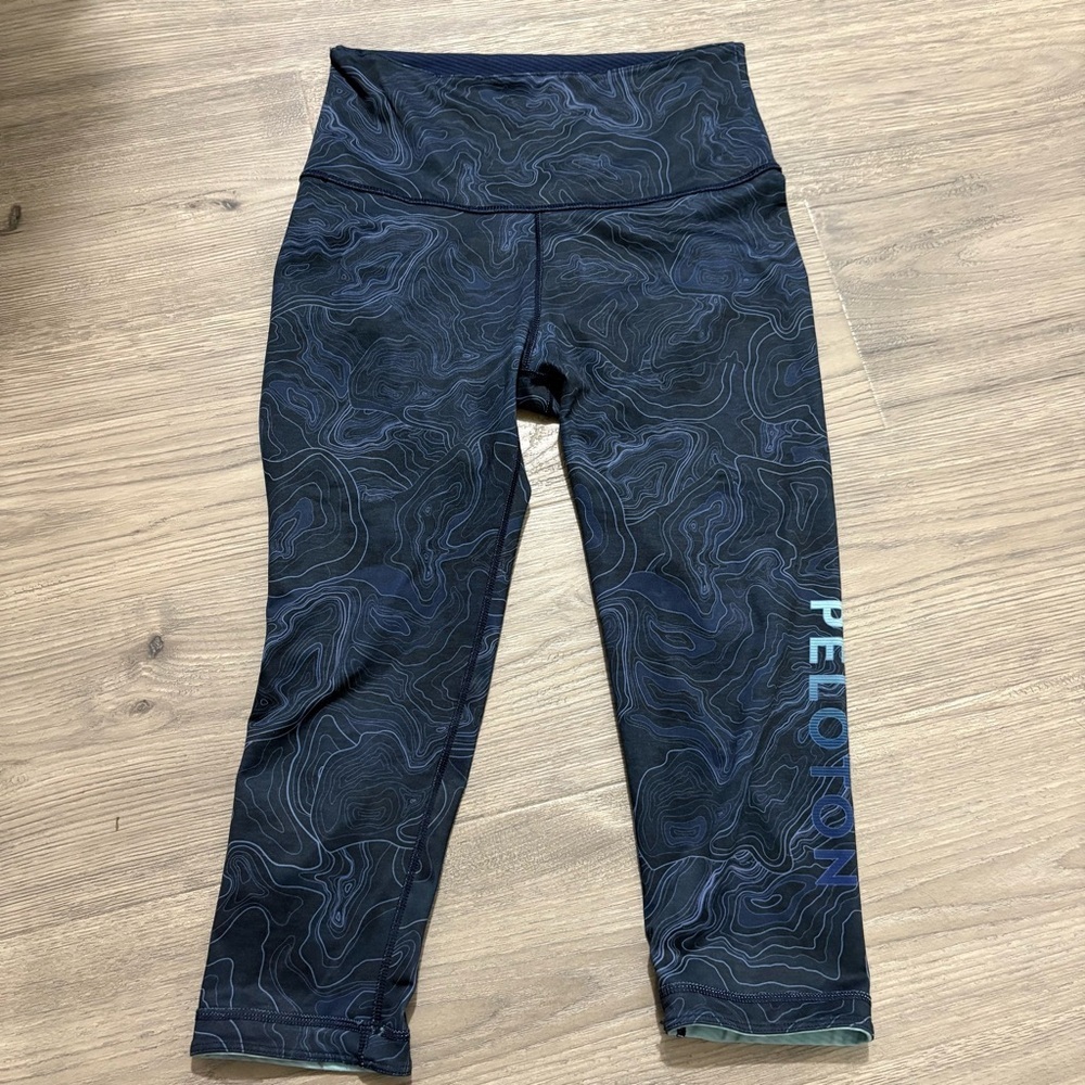 Peloton X Reversible Marble Geode Gradient Blue Striped Crop Capri Legging Sz XS